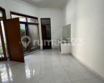 80 Jt Nego Disewakan Rumah Singgasana Luas Tanah 240m2 Lb. 150 M2