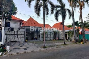 BANGUNAN KOMERSIAL STRATEGIS TENGAH KOTA SURABAYA