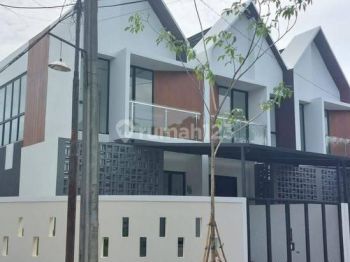 DIJUAL CEPAT RUMAH BARU MODEL MODERN MINIMALIS LOKASI STRATEGIS DI GRIYA LOKA