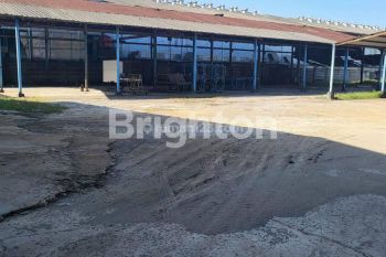 Pabrik dengan parkiran luas di kawasan Dadap, Tangerang