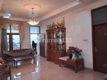 Rumah 2 Lantai Siap Pakai Untuk Tempat Tinggal / Usaha - Lokasi Pinggir Jalan /