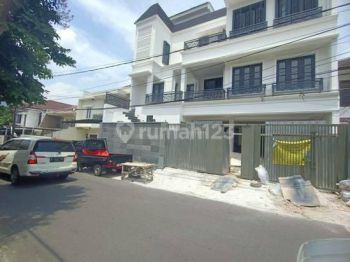 Rumah Mewah 4 lantai dengan Fasilitas Lift kolam renang dan Rooftop di Kebayoran