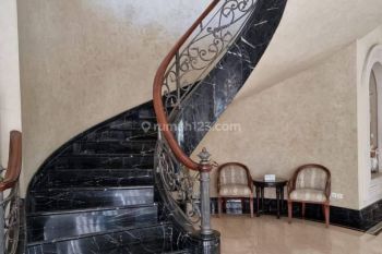 Rumah di Graha Family / Graha Famili HGB Bagus 750m2