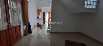 Rumah Nyaman 2 Lantai Siap Huni di Cikutra, Bandung