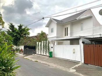 Dijual VILLA Lantai 2 Nuansa Putih Area Umalas Kerobokan Kuta Utara Badung Bali.