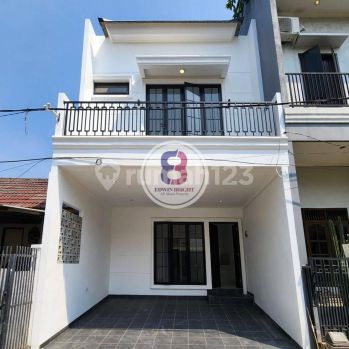 Rumah di Graha Raya Bintaro Jaya Desain American Classic