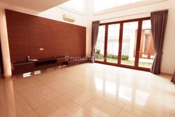 Bright house in quiet area in Menteng. Must see.