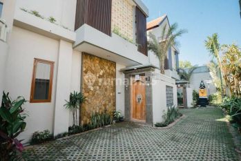 DISEWAKAN VILLA BARU 2 LANTAI DISANUR DEKAT DENGAN PANTAI LINGKUNGAN NYAMAN