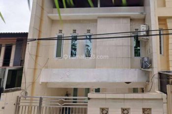 Rumah Lokasi Strategis di Taman Ratu(TR130)