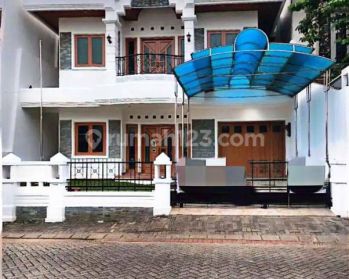 Rumah Mewah. Bagus. Semi Furnished. Siap Huni. Hadap Timur.