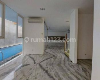 Modern Glass House Fasilitas Swimpool di Pondok Indah