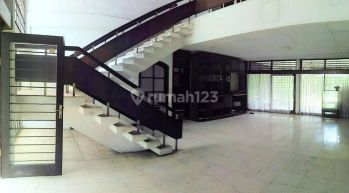 Rumah luas tanah 942m2 6 kamar tidur 2 Lantai Bagus di Tanah kusir jakarta