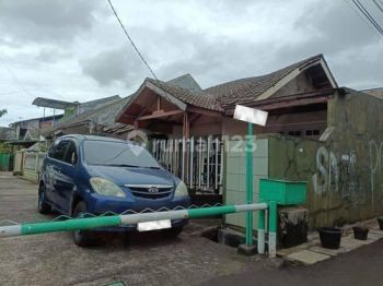 Dijual Rumah 1 Lantai Hitung Tanah Hook di Serua Permai