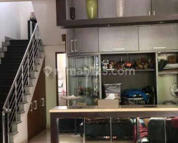 Rumah Bagus 3 Lantai SHM di Komplek batununggal indah