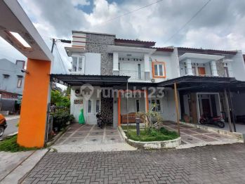 Rumah Mewah Dengan Kost Produktif, Furnished, Sangat Dekat Uii