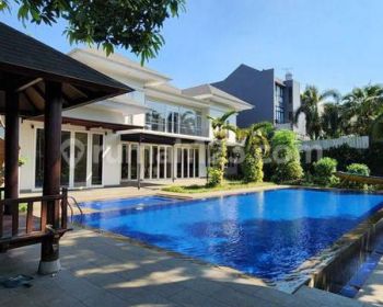 Rumah modern 2 lantai dengan halaman sangat luas