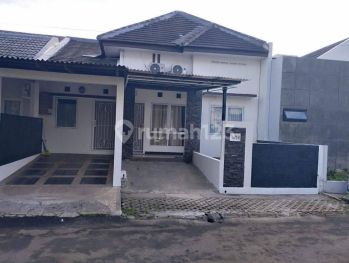 Rumah cantik siap huni lokasi sangat strategis di Kencanaloka BSD