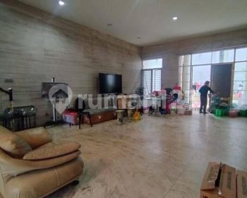 Rumah di Cluster Akasia Golf 3 Lantai SHM Bagus