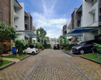 Rumah Dalam Townhouse Strategis Area Kemang Bangka