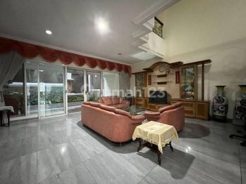 Disewakan Rumah 3 lantai dan semi furnished di Villa Gading Indah