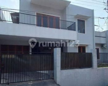 Rumah di Kebayoran Lama 2 Lantai