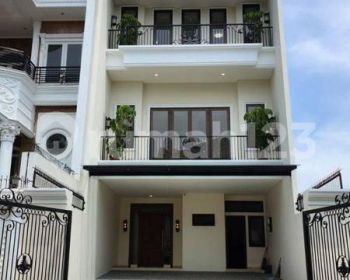 Rumah 3 Lantai Bangunan Baru Ada Kolam Renang di Pondok Indah