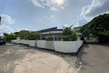 Dijual Rumah Megah Dengan Halaman Luas Di Kawasan Elit Jalan Dr Cipto Palembang