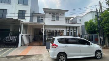 Dijual Rumah Strategis, Terawat, 2 Lantai,siap Huni, Bintaro Jaya