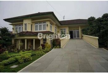 RUMAH VILLA DI BATU DENGAN HALAMAN LUAS