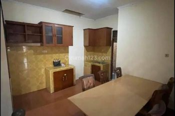 Rumah 2 lt di Jl H Taha Kebon Jeruk lt 150 m2 demi furniture ada 4 kt 2 km ada