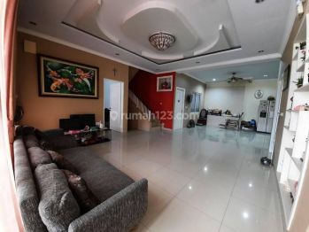 Rumah 2,5 lantai di Golf Lake dijual cepat