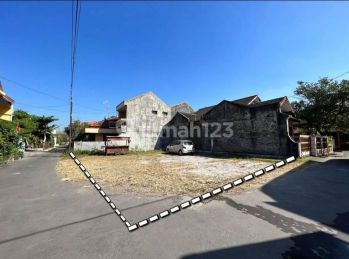 TANAH CANTIK STRATEGIS HOOK DI DALAM PERUMAHAN WIROSABAN COCOK UNTUK HUNIAN ATAU