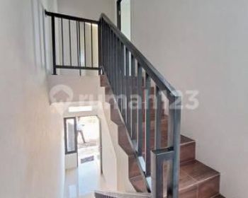 Rumah di Pandugo rungkut 2 Lantai SHM Baru Selatan