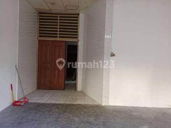 Disewakan Rumah Tambora 1,5 lt lokasi strategis