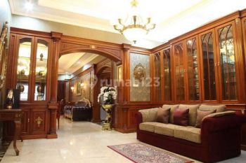 Rumah 2 Lantai Baru Furnished SHM di Menteng, Jakarta Pusat