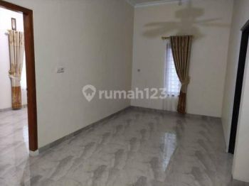 Rumah Bagus 2 Lantai Dan Strategis Semi Furnished
