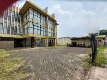 Dijual Gedung Siap Pakai, Kawasan Ramai, Dan Area Terbuka Luas