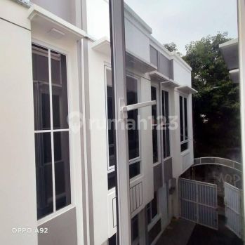 Rumah dengan design minimalis modern akses motor di cipinang elok jakarta timur