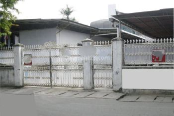 Di  Rumah Besar Luas Pinggir Jalan Dirawaselatan Jakarta Pusa