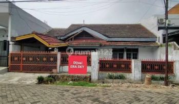 Rumah Dengan Tanah Luas Butuh Renovasi Di Harapan Indah Bekasi