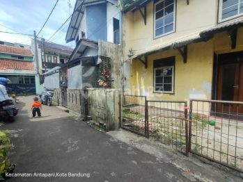 Jual butuh cepat rumah 2 lantai hrg470jt di Perum
Antapani bandung