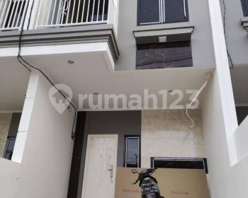 Rumah 2 lantai design modern tempat sangat strategis dekat taman solo