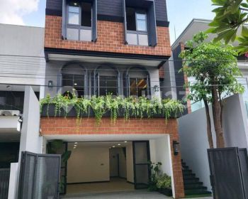 Rumah mewah 3 lantai dengan kolam renang  area premium