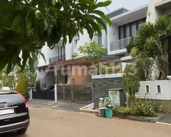 Jual Rumah Cantik Permata Buana Depan Taman, Jalan Lebar SHM