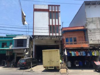 Di  Ruko Tengah Kota Jalan Tinumbu
