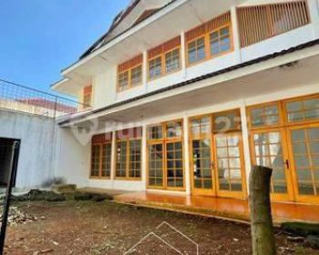 Rumah dua lantai di kebayoran baru strategis