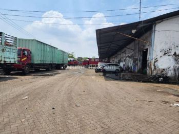 Gudang di Raya Margomulyo