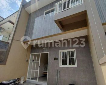 Rumah di Jl mulyosari utara 2 Lantai SHM Baru Timur