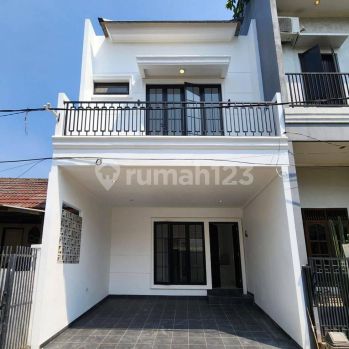 Rumah 2 Lantai Bergaya American clasic di Graha raya