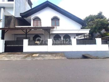 Rumah Tomang Hook. 2 Lantai. 11x15. Jalan 2 Mobil. Siap Huni